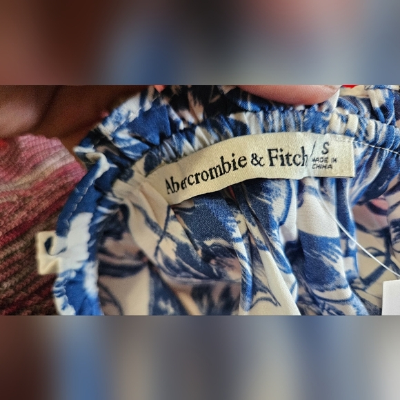 ABERCROMBIE Floral Flutter Sleeve V Neck Tie Front Blouse. Blue/white. S NWT - Picture 6 of 14